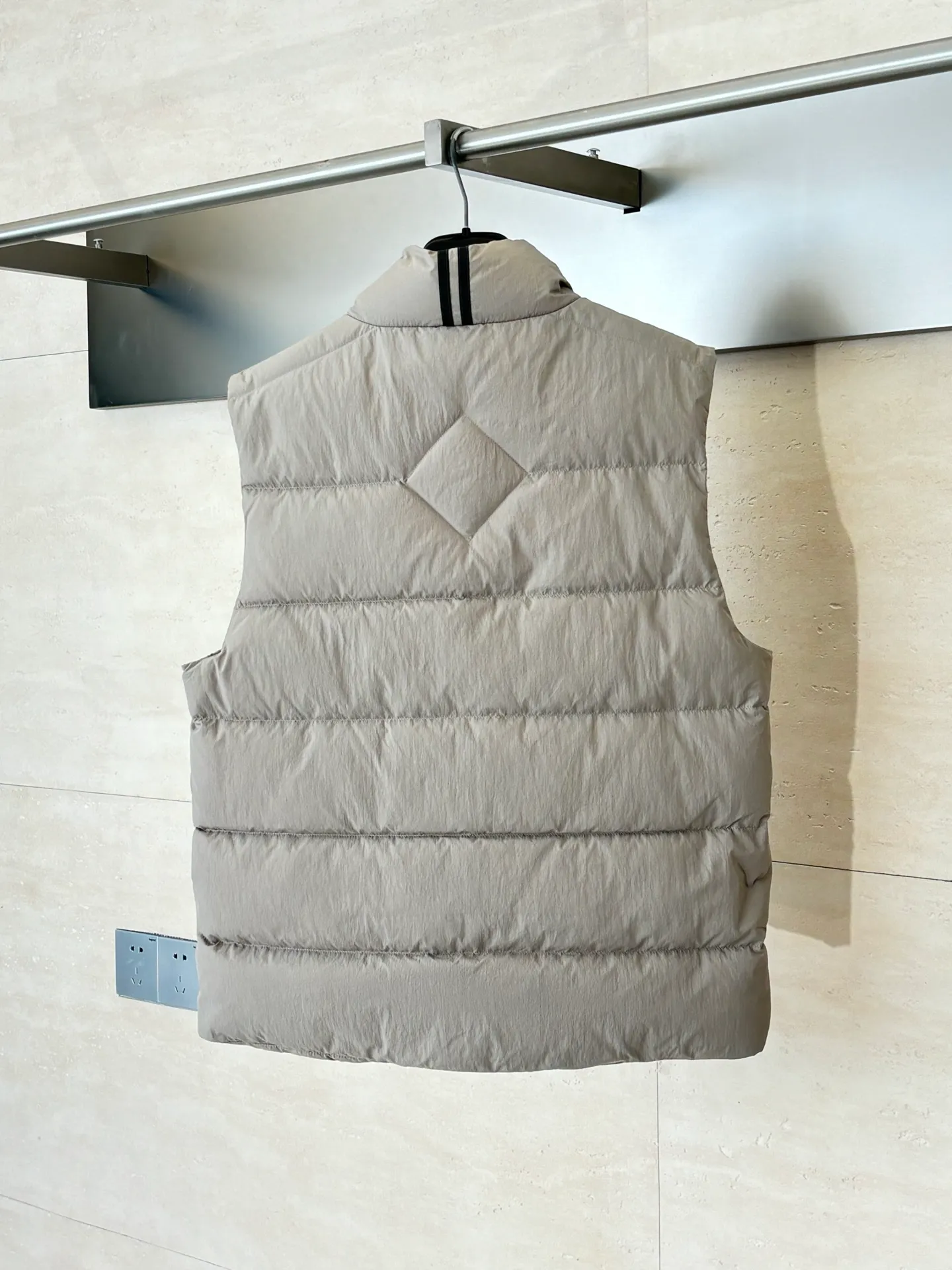 P690 Canada Goos*/Big Goose Rubber Label Badge Down Vest The fabric is made of high-quality protective nylon fabric, 90 national standard high-quality white duck down: selected high-fill down, weighing 160g, light and warm, with excellent temperature locking performance and good resilience. Three-dimensional quilting technology and precision thread reinforcement prevent lint from being drilled and ensure that the fluffy and resilient elasticity lasts like new.  Size：S/M/L/XL